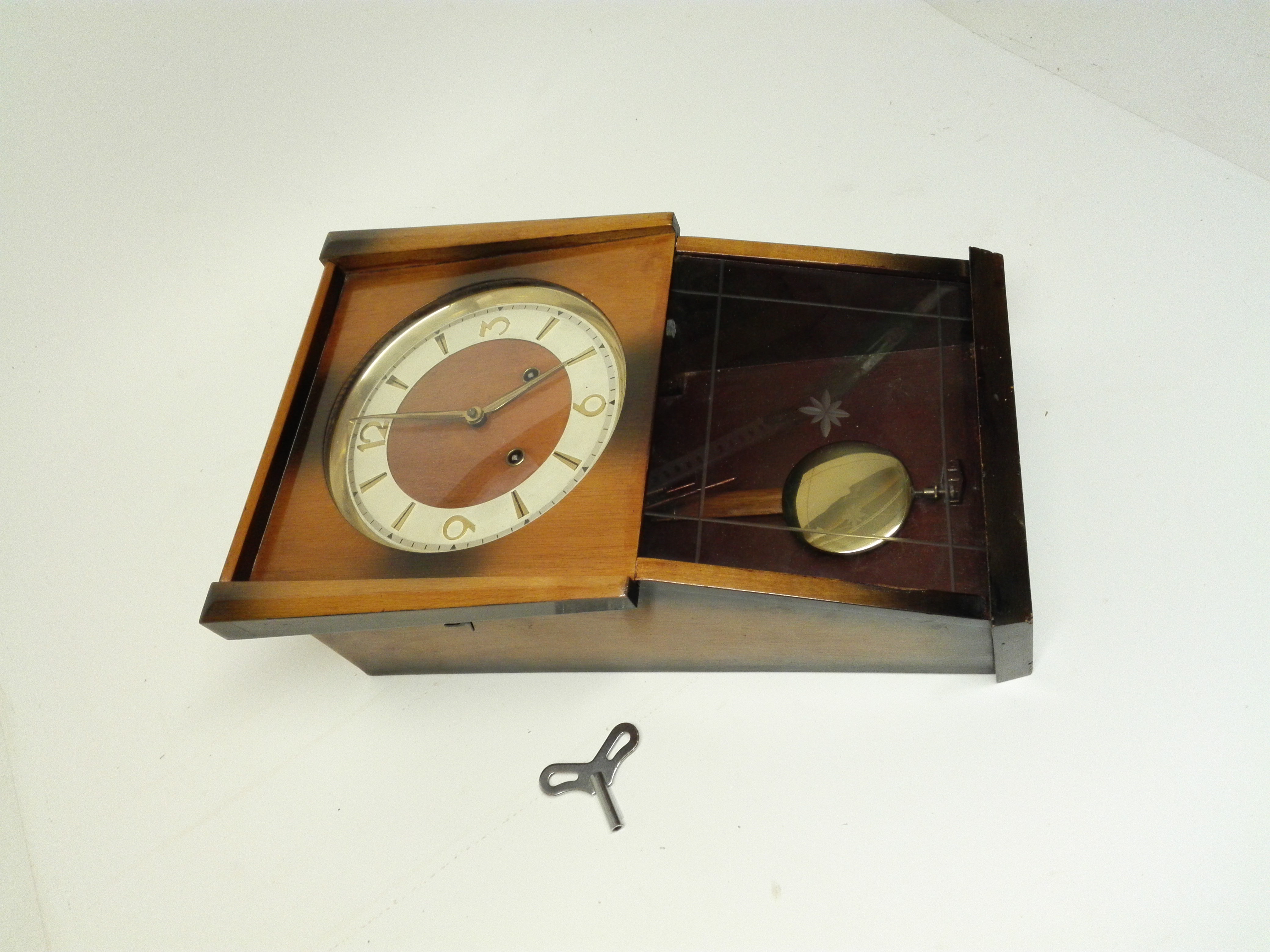 reloj cuerda pendulo pared madera 43x24.5-28.5x8.2-15 1u